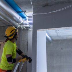 LVI-asentaja asentaa valmiiksi eristettyä BetterPipen putkea kerrostalokohteessa.