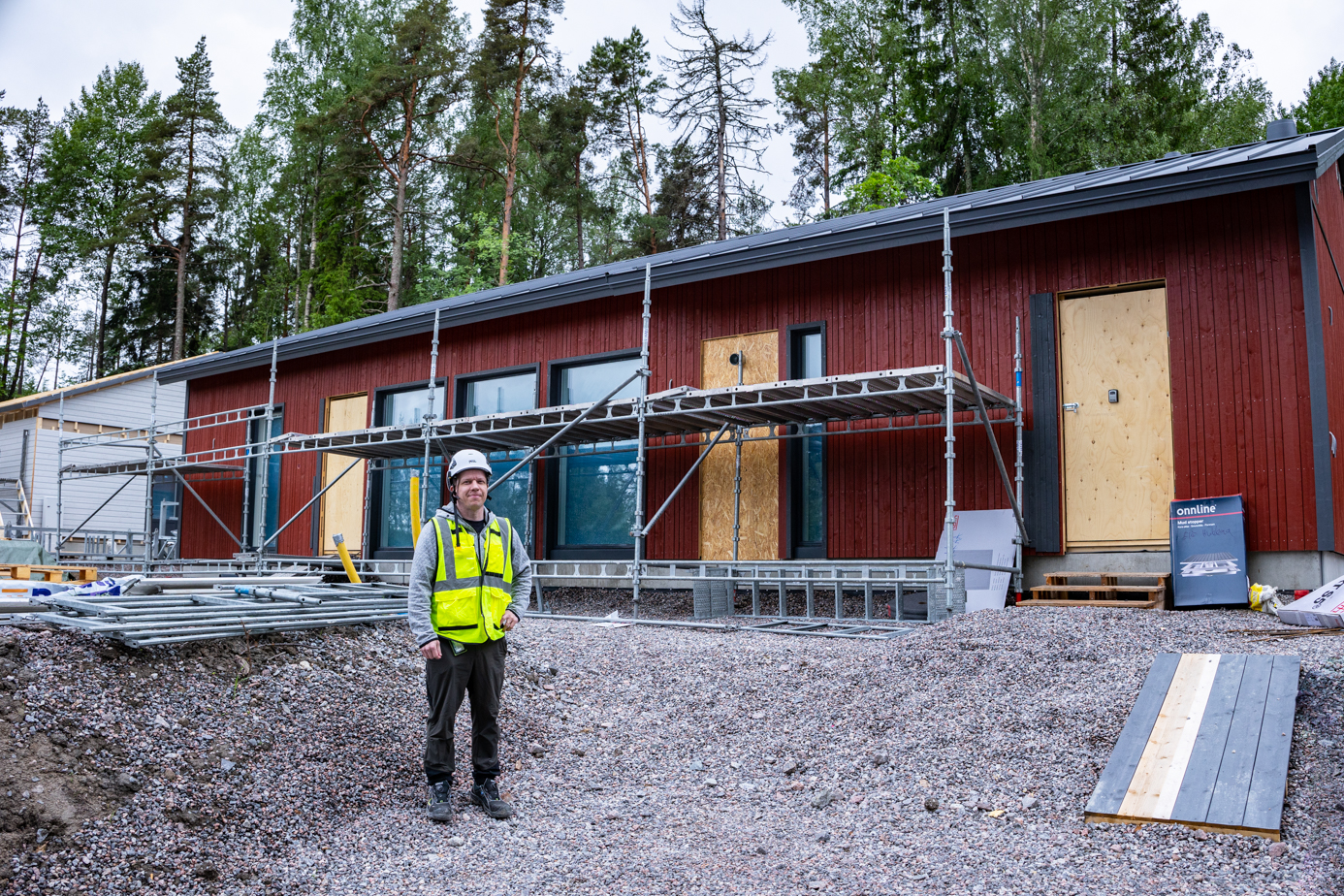 OKT Talotekniikka Oy:n LVI työnjohtaja Antonio Serena-Järvinen omakotityömaalla Kirkkonummella.